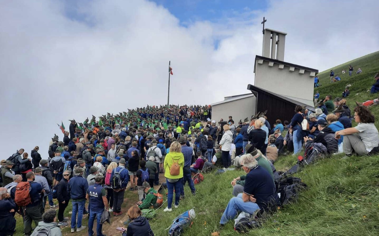 Tausend Alpini auf dem Monte Baldo zum 60. Jubiläum der kleinen Kirche in Costabella