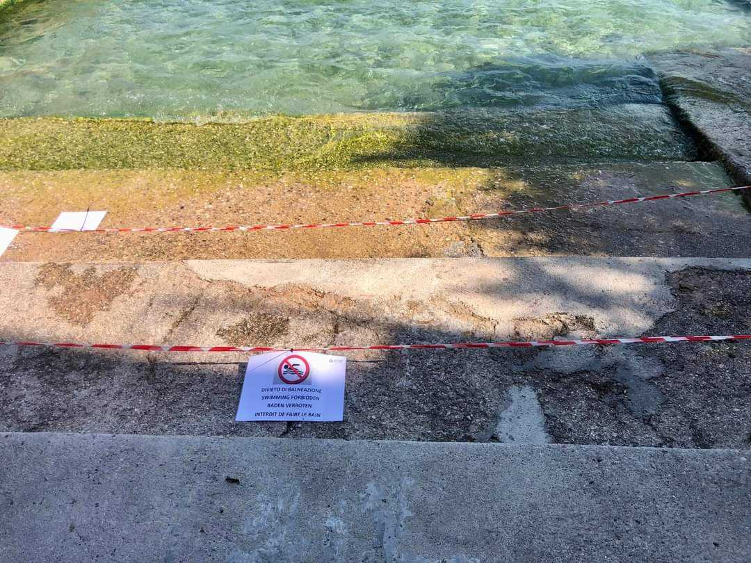 Badeverbot am Strand Spiaggia di Castello in Gargnano: gefährliche Stufen