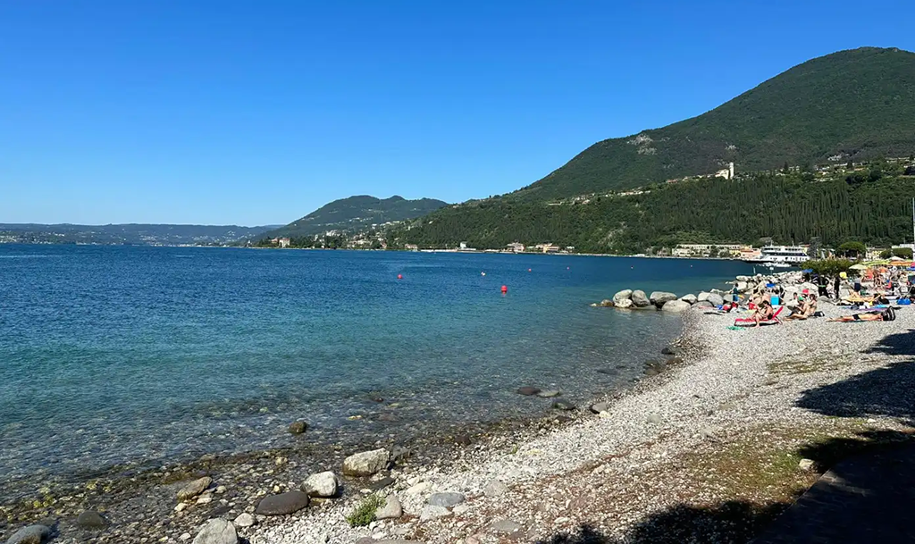 Falscher Alarm in Toscolano: Die Wasserqualität des Lido Azzurro ist mit der Blauen Flagge ausgezeichnet