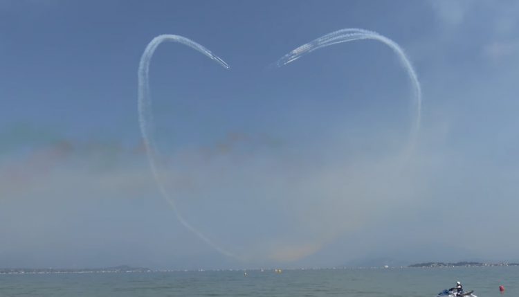 Desenzano Air Show: 100.000 Menschen rümpfen die Nase über die Frecce Tricolori. Das Video