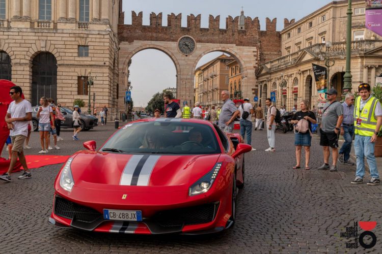 Verona, 9. September: Die Piazza Bra wird Ferrari-rot
