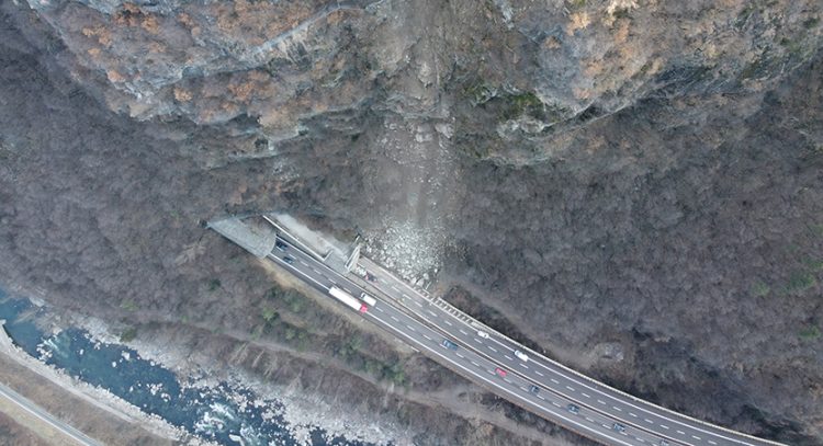 Erdrutsch an der A22: Bau einer Schutzmauer im Laufe des Tages