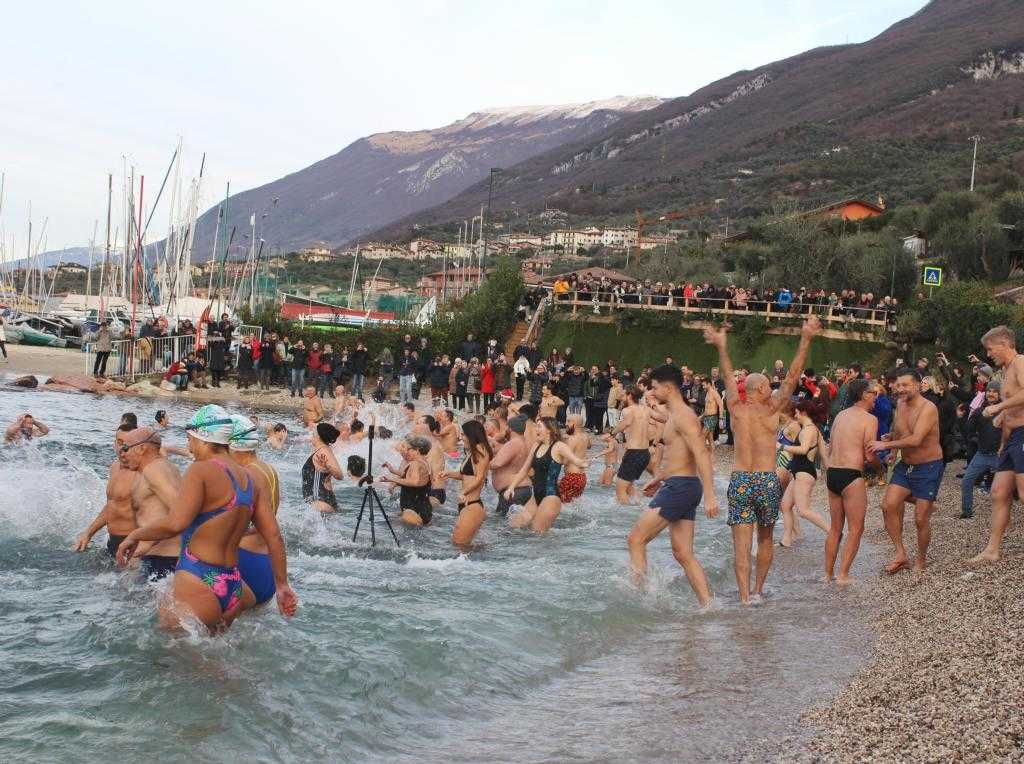 Rekordzahl von Schwimmern in Brenzone zum traditionellen Neujahrstauchen