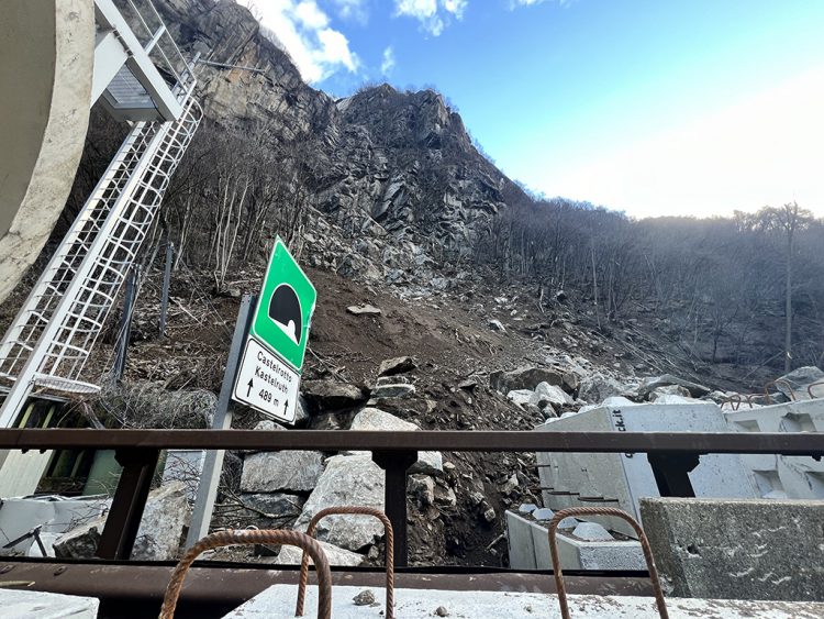 Steinschlag: Felssäuberung abgeschlossen Damm schützt Autobahn