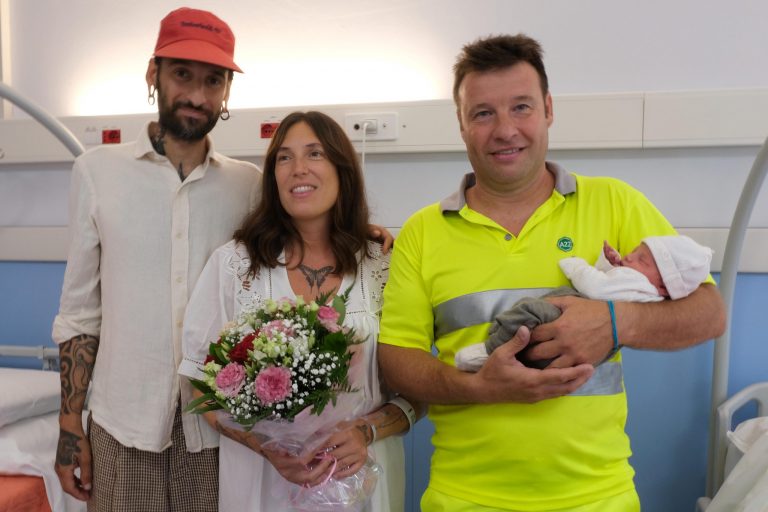 Rosa Schleife auf der Brennerautobahn: Olimpia wurde auf einem Rastplatz geboren