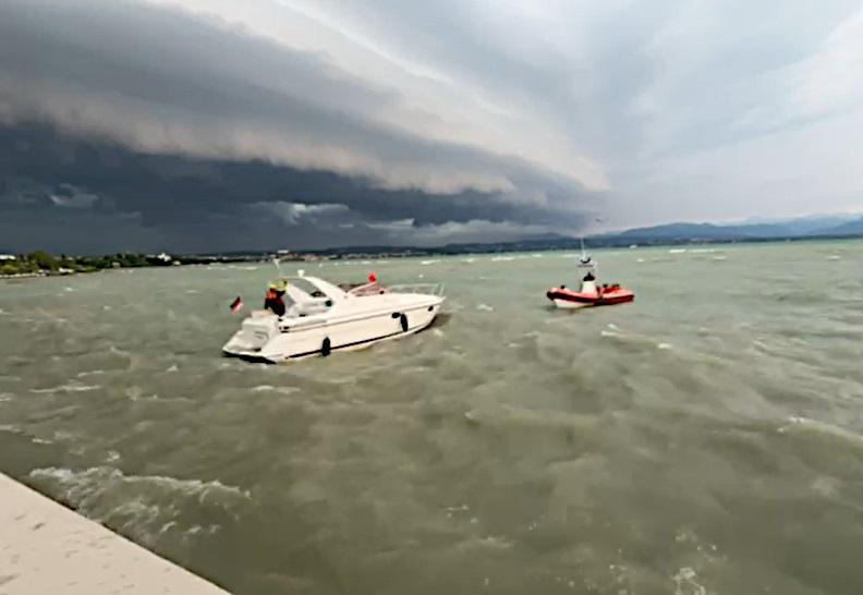 Katamaran kentert, zwei Personen werden in Limone gerettet