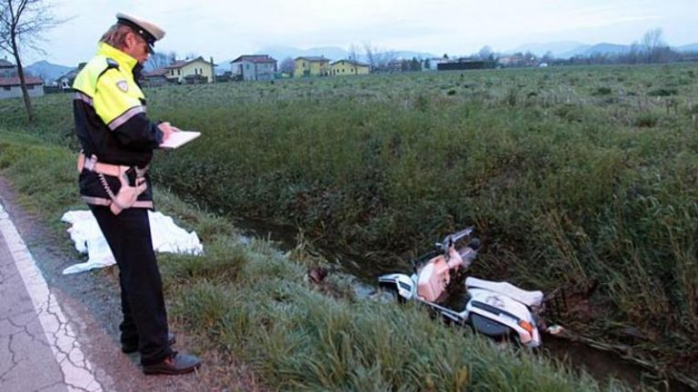 Sie stürzen mit ihrer Vespa in den Graben: Deutscher Ehemann und Frau verletzt
