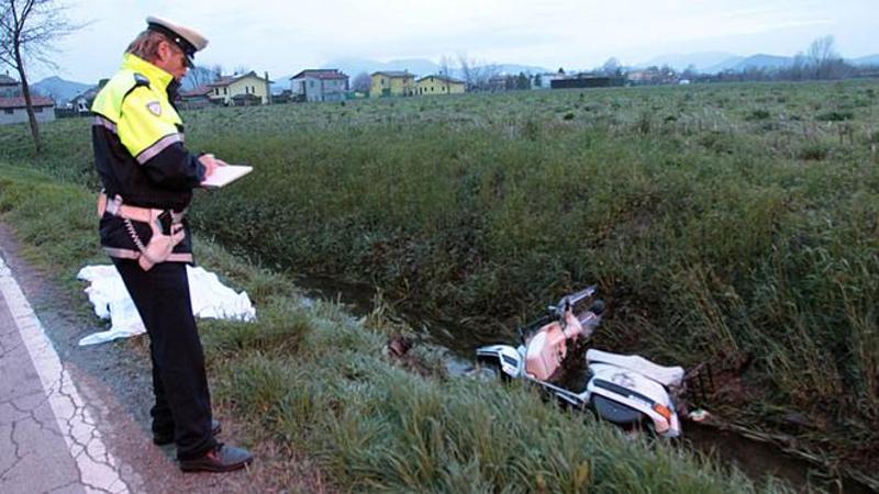 Sie stürzen mit ihrer Vespa in den Graben: Deutscher Ehemann und Frau verletzt