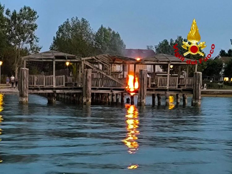 Feuer auf stillgelegter Seebrücke: Angst in Castelnuovo del Garda