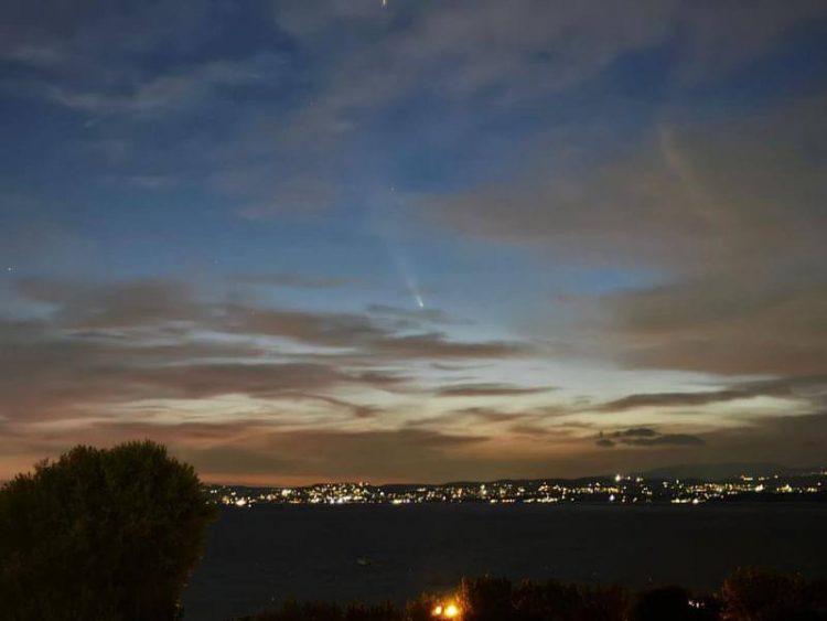 Komet Tsuchinshan-Atlas leuchtet am Himmel über Bardolin