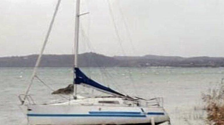 Segelboot am Westufer gestrandet: Besitzer gesucht