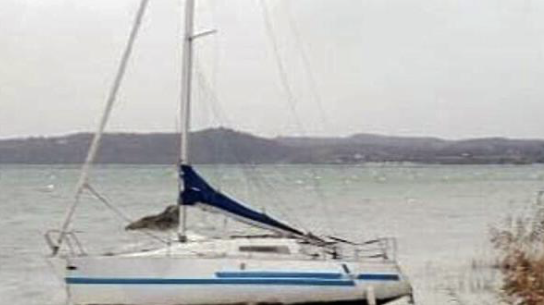 Segelboot am Westufer gestrandet: Besitzer gesucht