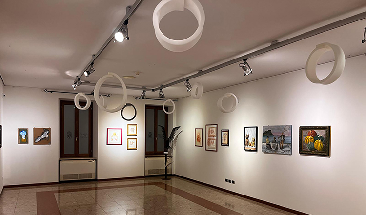 Sirmione widmet seinen Künstlern eine Ausstellung "Se guardi il mondo da un oblò"