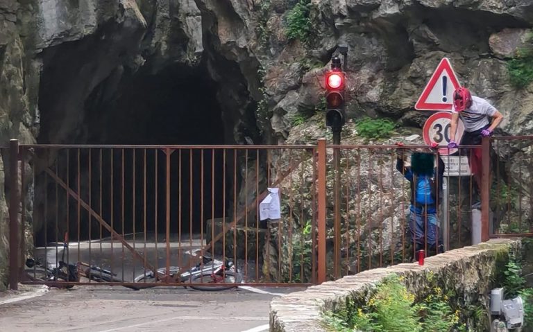 Rücksichtslose Radfahrer klettern über die Schranken der Forra-Straße
