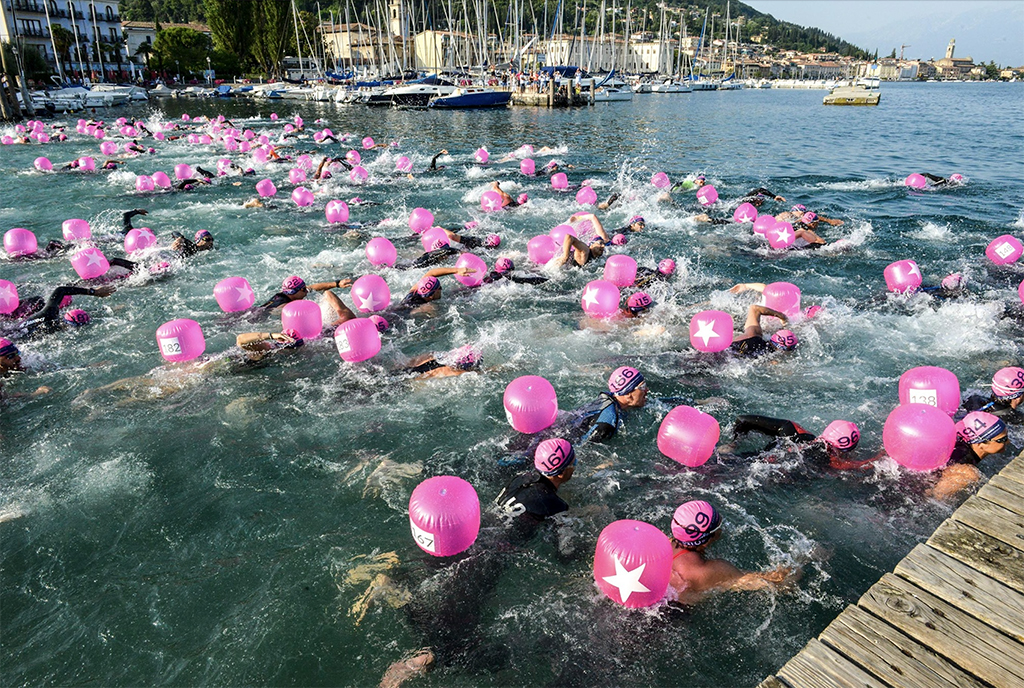 Salò, Rekord beim Schwimmen: 380 Anmeldungen für den Fondo nel Golfo am 28. Juni