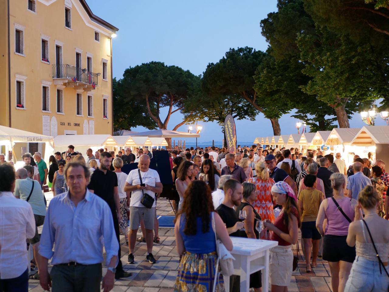 Street Wine: Drei Tage Verkostungen und Musik mit Blick auf den See in Garda