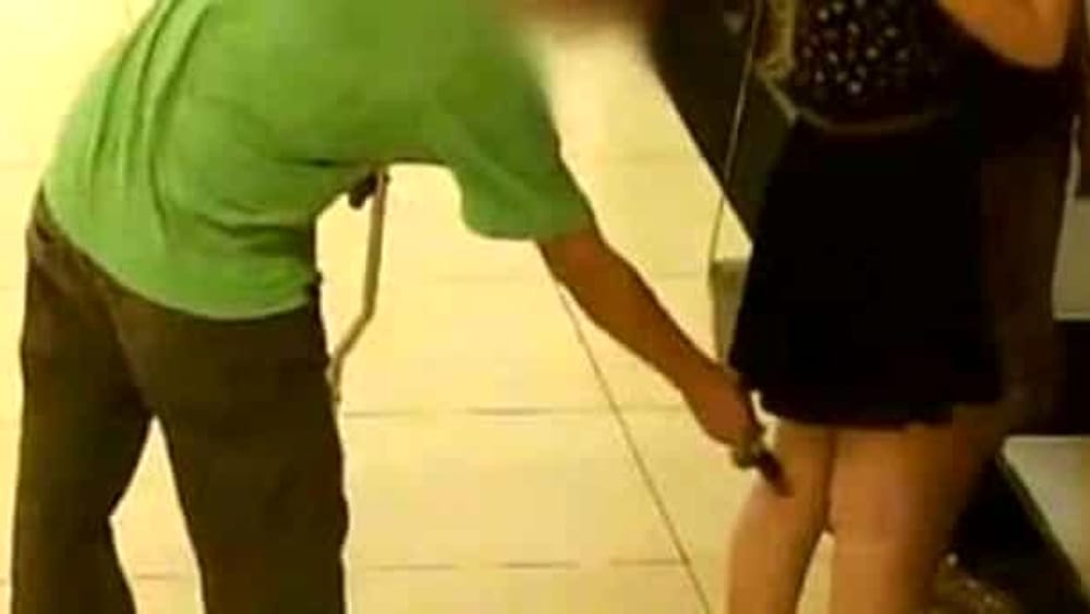 Sirmione: Französischer Tourist beim Fotografieren unter Röcken erwischt. Angezeigt