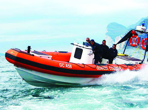 Manerba, 52-jähriger Deutscher wird im Wasser unwohl und ertrinkt