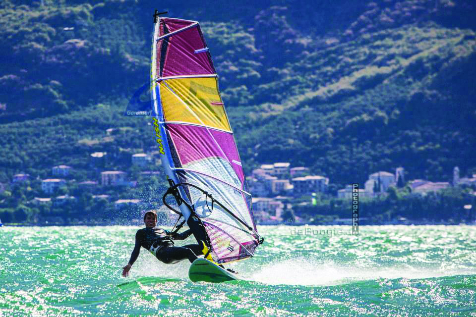 Suche und Sorge um einen achtzigjährigen deutschen Windsurfer. Dann geht alles gut aus