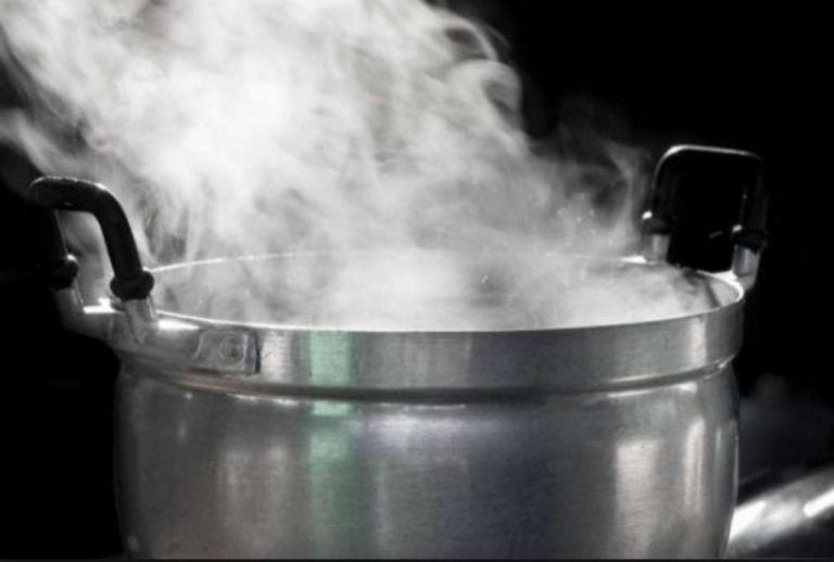 Deutscher Junge erleidet Verbrennungen durch einen Topf mit kochendem Wasser