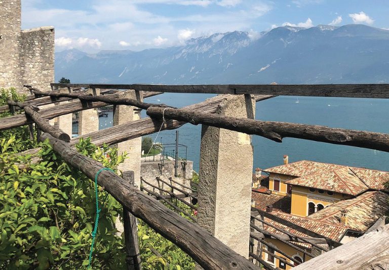 Gargnano lädt an den Wochenenden zu Touren durch die Limonaia