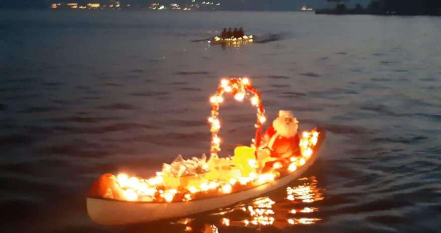 Der Weihnachtsmann kommt am Heiligabend mit dem Kanu nach Gardone