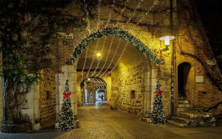 Sirmione: Mit stimmungsvoller Beleuchtung geht es in die Weihnachtszeit