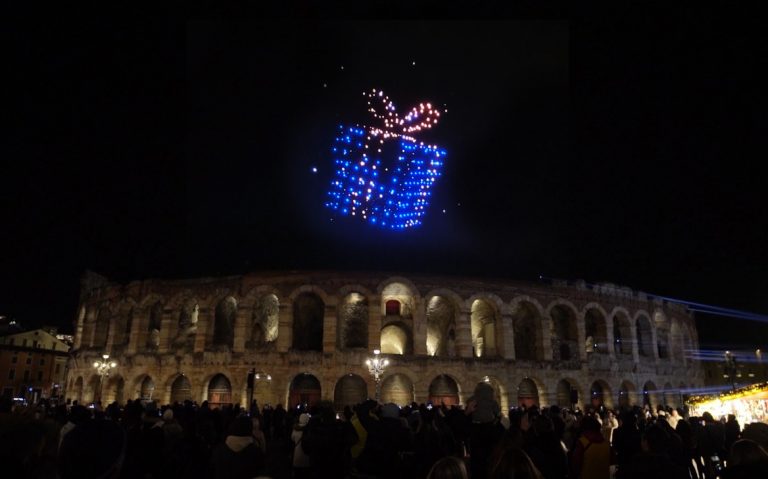Die Leuchtdrohnen kehren heute und morgen über die Arena zurück