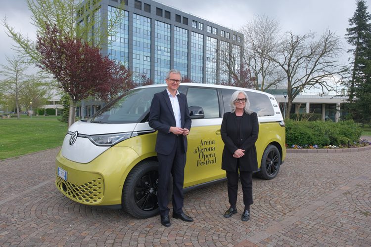 Volkswagen und die Fondazione Arena di Verona feiern 20 Jahre technische Partnerschaft