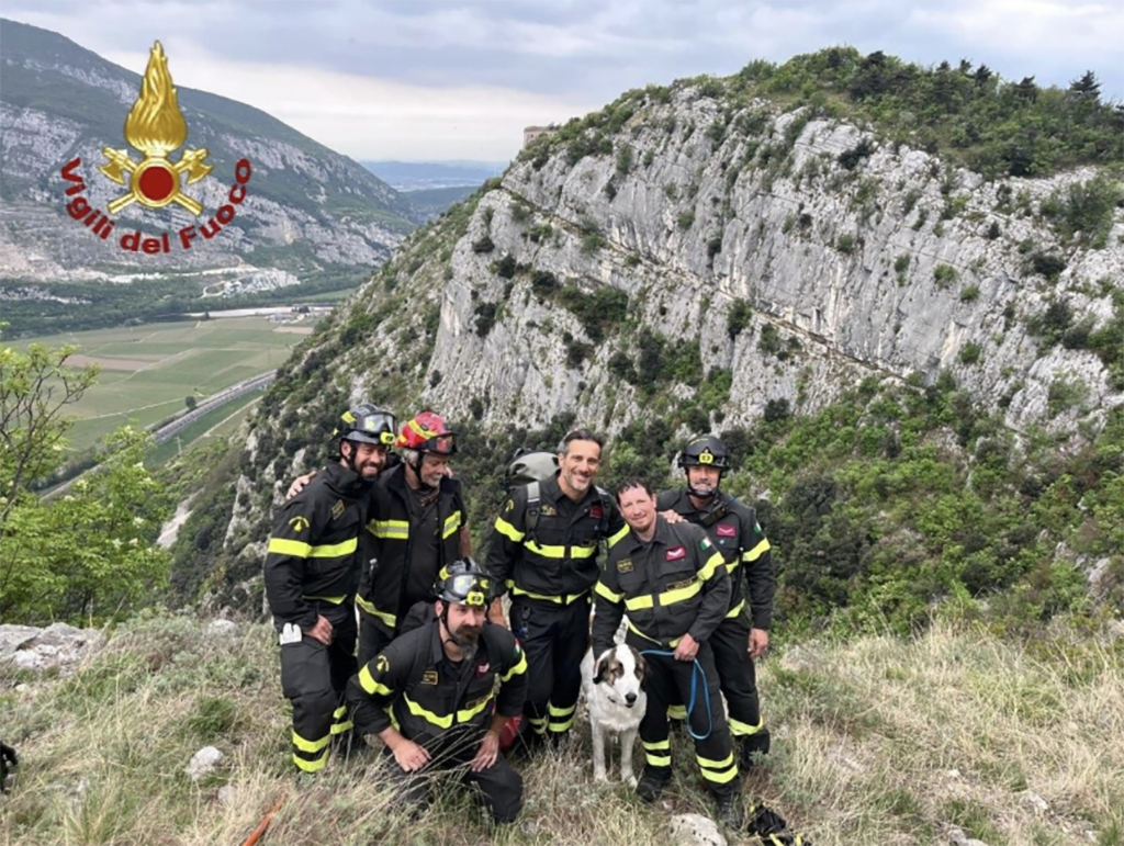 Hund auf steiler Felswand festgesessen in Caprino – Rettung durch die Feuerwehr