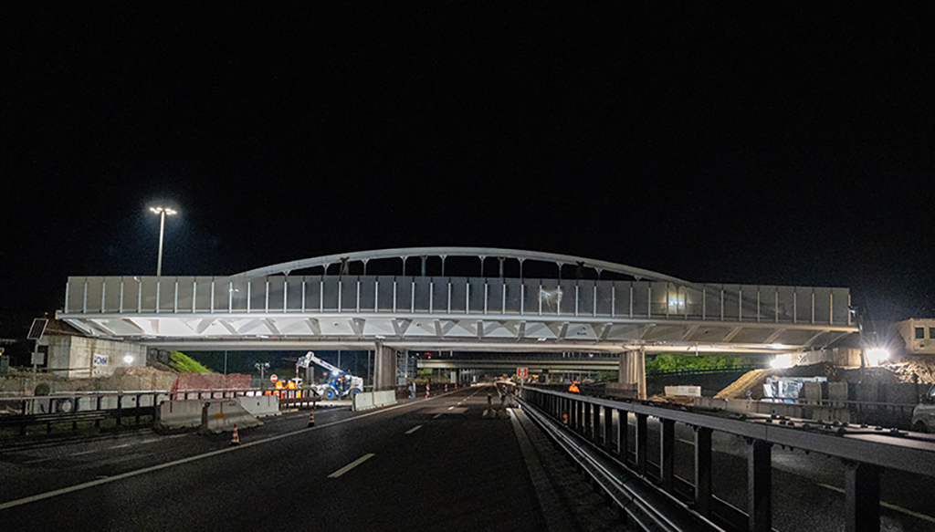 A22 Brennerautobahn: Neue Überführung bei Bozen Süd montiert