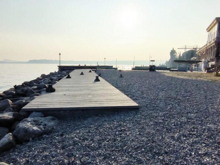 Gardone Riviera: Der Strand am Casino bleibt trotz der Bauarbeiten geöffnet