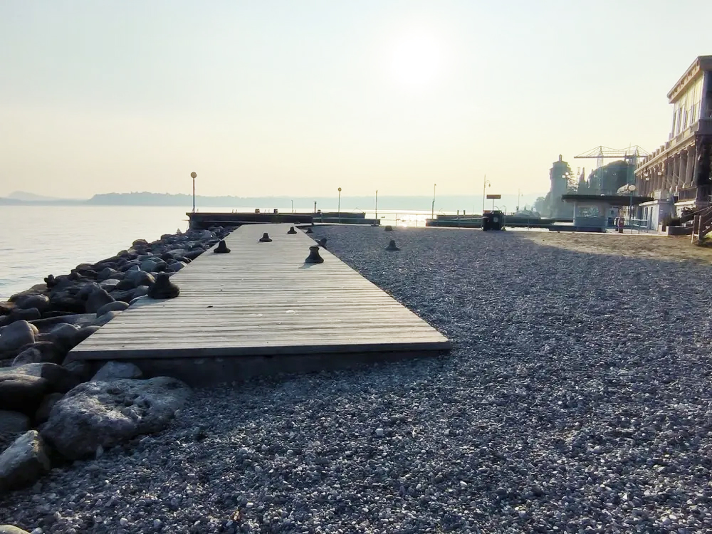 Gardone Riviera: Der Strand am Casino bleibt trotz der Bauarbeiten geöffnet