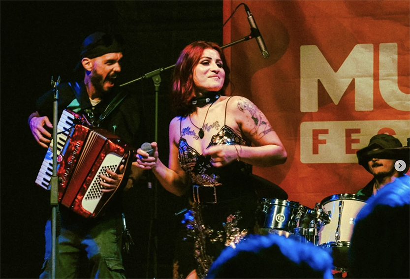 Am 22. August, La Hierba Mala y su Orquesta in Konzert in Castelnuovo del Garda
