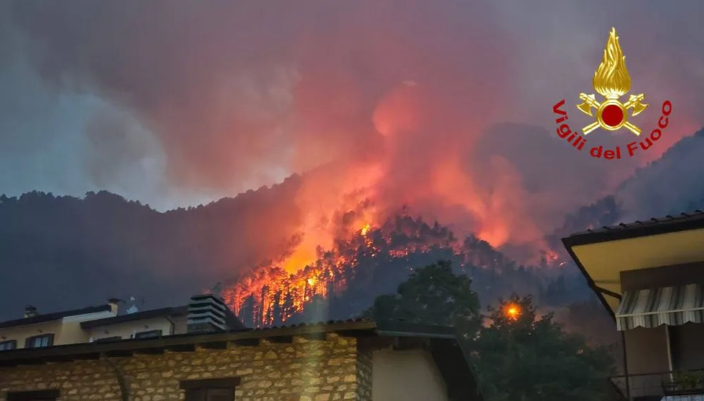 Tignale/Tremosine: Waldbrand unter Kontrolle – Glutnester bleiben bestehen